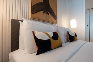 Giường trong phòng chung tại Empire Luxury Suite - Savoy Insular +41 ảnh