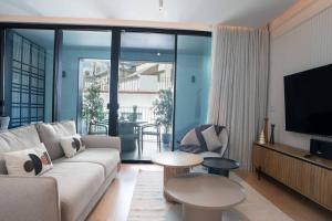 Khu vực ghế ngồi tại Empire Luxury Suite - Savoy Insular