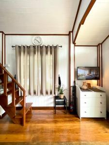 sala de estar con ventana y reloj en la pared en Anna River Home A3, en Ban Khlong Si 31 fotos más