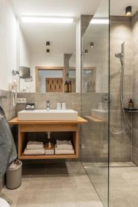 Vannituba majutusasutuses AlpenParks Hotel & Apartment Taxacher