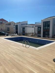 Bazén v ubytování Tivat Terrace Suites nebo v jeho okolí