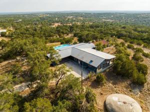 widok z góry na dom z basenem w obiekcie Legendary 3 Bedroom Estate with Pool & Hot Tub! w mieście Dripping Springs