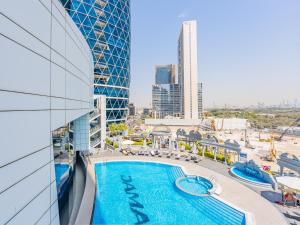 Bazén v ubytování Luxury Spacious Condo in the Iconic Park Towers nebo v jeho okolí