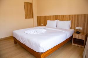 Een bed of bedden in een kamer bij Hotel Quest
