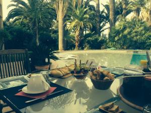 a table with food on it next to a pool at La Mandarinette in La Seyne-sur-Mer