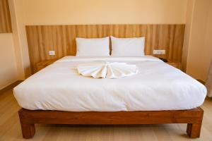 Een bed of bedden in een kamer bij Hotel Quest