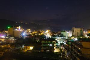 Een algemene foto van Pokhara of een uitzicht op de stad vanuit het hotel