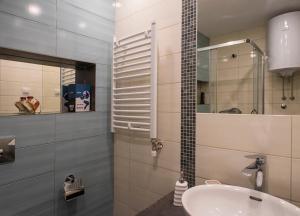 Ένα μπάνιο στο Apartment Savamala Art +44 φωτογραφίες