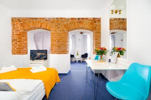 ein Zimmer mit einem Bett, einem Schreibtisch und Stühlen in der Unterkunft Great Polonia Jelenia Góra City Center in Jelenia Góra
