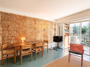 una sala da pranzo con un tavolo e una tv di La Trinité-sur-Mer : Appartement 3 pièces avec parking, proche port et plages - FR-1-477-180 a La Trinité-sur-Mer Altre 3 foto
