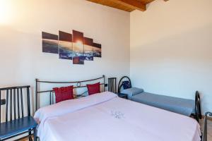 a bedroom with a bed with red pillows at residence la corte near Gardaland in Castelnuovo del Garda +11 photos