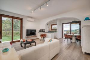 Μια τηλεόραση ή/και κέντρο ψυχαγωγίας στο Villa Nuova di Design con Piscina Privata