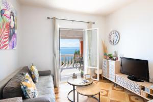 Televízia a/alebo spoločenská miestnosť v ubytovaní Sunrise View Apartments