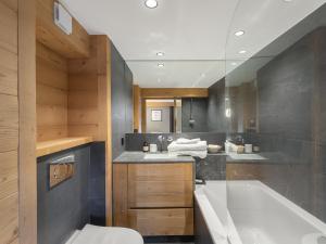 Kúpeľňa v ubytovaní Duplex lumineux à Megève, proche télécabine du Jaillet, 2 chambres en suite, parking, casier à ski - FR-1-569-77