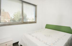 ein Bett in einem Zimmer mit Fenster in der Unterkunft 4 Bedroom Amazing Home In Kaukana in Villaggio Azzurro