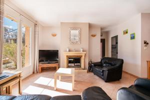 un salon avec un canapé et une cheminée dans l'établissement Montgit - Piscine grand jardin parking, à Montmeyan