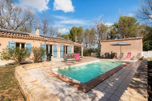 une piscine devant une maison dans l'établissement Montgit - Piscine grand jardin parking, à Montmeyan