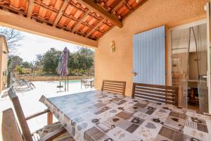une salle à manger avec une table et une terrasse dans l'établissement Montgit - Piscine grand jardin parking, à Montmeyan
