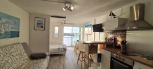 Η κουζίνα ή μικρή κουζίνα στο Appartement Vue Exceptionnelle sur la Mer, Piscine, Parking privé - Sur l'île des Pêcheurs