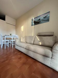 a living room with a couch and a table at Villetta Onda Blu in Punta Marina