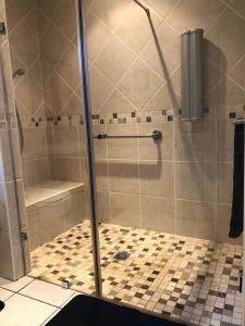 Ένα μπάνιο στο Charming Self-Catering Apartment +27 φωτογραφίες