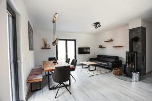 a living room with a table and a couch at NEU Inner Light, mit privater Sauna und schnellen Internet, Luxuriöses Ferienhaus im Harz in Altenau
