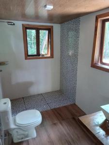 Ένα μπάνιο στο Chácara Quântica bungalow na floresta +7 φωτογραφίες