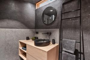 a bathroom with a sink and a mirror at Coalhouse Pfalz in Sankt Martin
