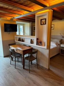Televízia a/alebo spoločenská miestnosť v ubytovaní Maison Palmira + 17 fotografií