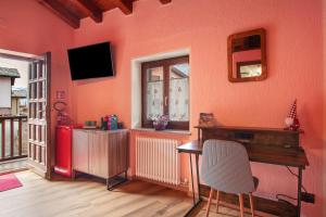 TV a/nebo společenská místnost v ubytování Petite Maison Tillier