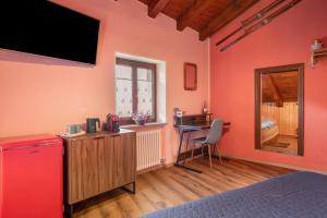 TV a/nebo společenská místnost v ubytování Petite Maison Tillier