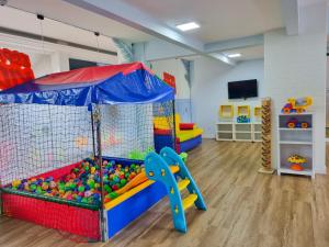 a room with a play area with a play set at Marambaia Hotel e Convenções in Balneário Camboriú