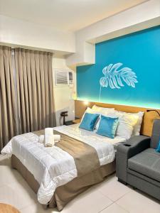 pokój hotelowy z łóżkiem i kanapą w obiekcie Studio Unit in Horizons 101 w Cebu