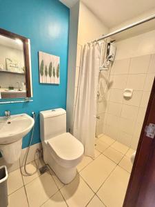 łazienka z toaletą, prysznicem i umywalką w obiekcie Studio Unit in Horizons 101 w Cebu