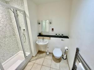 a bathroom with a toilet and a sink and a shower at City Centre Apartment, Nr West Quay, Free Parking in Southampton