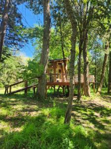 una casa sull'albero in mezzo al bosco di La cabane des bords d'Ariège a Grépiac