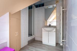 a bathroom with a sink and a mirror at Maison confortable près de la Forêt de Brocéliande, BBQ in La Chapelle-Caro +16 photos