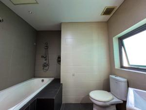 Ένα μπάνιο στο Apt Pejaten Park Residence 2BR Abalone With Wi-Fi & Pool by Damaresa +38 φωτογραφίες