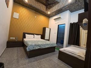Postel nebo postele na pokoji v ubytování Hotel Daksh