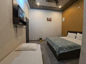 Postel nebo postele na pokoji v ubytování Hotel Daksh