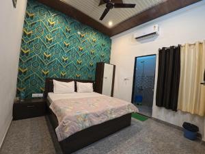 Postel nebo postele na pokoji v ubytování Hotel Daksh
