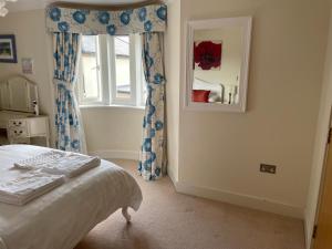 Ένα ή περισσότερα κρεβάτια σε δωμάτιο στο Top Floor En-suite Double Bedrooms With Great View Of Windsor Castle & Free Parking