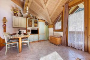 Kuchyň nebo kuchyňský kout v ubytování Fresia Chalet