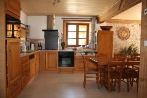 Η κουζίνα ή μικρή κουζίνα στο La Valentine, gîte pour 12 personnes au cœur de la nature