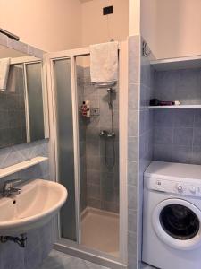 a bathroom with a washing machine and a sink at Boutique Home in Castelfranco Veneto +7 photos