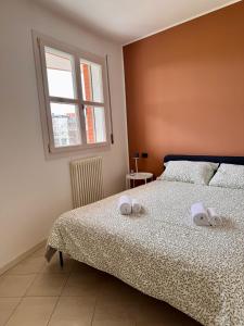 a bedroom with a bed with two towels on it at Boutique Home in Castelfranco Veneto