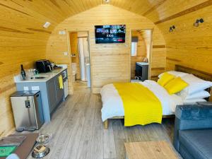 Køkken eller tekøkken på Ffrith Glamping Pods without hot tub