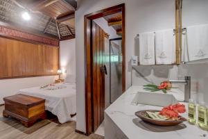 a room with a bed and a bowl of food on a counter at Aldeia da Mata Ecolodge in Serra Grande +51 photos