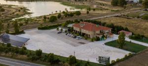 an aerial view of a house with a parking lot at Hotel Restaurante Sostenible La Laguna in Brozas