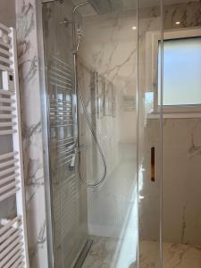 una ducha con puerta de cristal en un baño en La plage de Saint Clair à pied, en Le Lavandou 47 fotos más